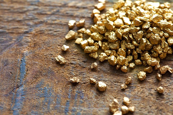 Read more about the article Inwestycje w złoto. Podpowiadamy, jak wykorzystać tegoroczny hit